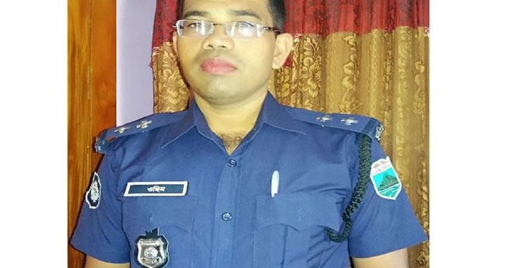 ১২ কেজি গাঁজাসহ এসআই আটক